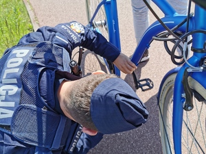 Policjant sprawdzający rower