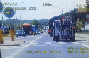 Ujęcie kamery policyjnej z przodu - zakorkowane dwa pasy jezdni.