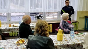 Policjantka rozmawiająca z seniorami