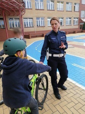 Policjantka stojąca naprzeciwko rowerzysty
