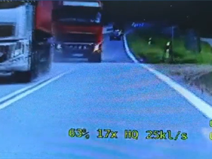 Zdjęcie z kamery wideorejestratora, na nim tir jadący na czołówkę.