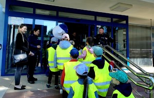 Dzieci wchodzące do komisariatu, towarzyszą im policjanci
