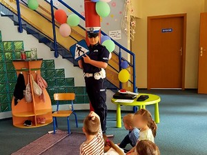 Policjantka na spotkaniu z dziećmi w szkole.