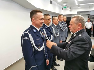 Członek Zarządu Powiatu Białostockiego odznacza Komendanta Miejskiego Policji.