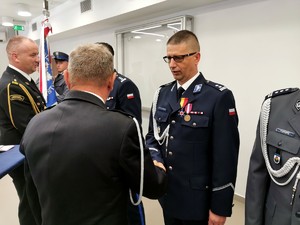 Członek Zarządu Powiatu Białostockiego odznacza zastępcę Komendanta Miejskiego Policji.