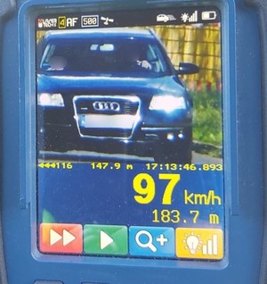 Ekran ręcznego miernika prędkości ukazujący samochód i prędkość 97 kilometrów na godzinę.