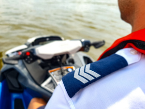 Pagon policjanta siedzącego na skuterze wodnym.