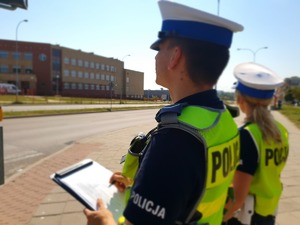 Policjanci w rejonie szkoły.