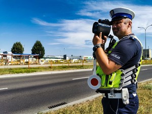 Policjant dokonujący pomiaru prędkości