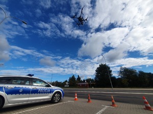 Radiowóz i lecący dron.