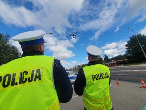 Policjanci obsługujący dron.