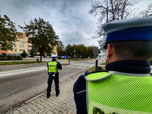 Policjanci stojący przy przejściu dla pieszych.