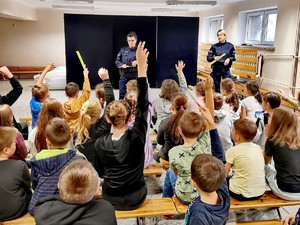 Policjantka na spotkaniu z dziećmi.