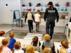 Policjantka na spotkaniu z dziećmi.