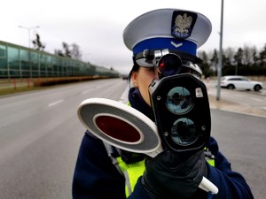 Policjantka wykonująca pomiar prędkości pojazdów
