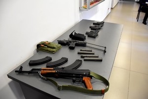 Broń i magazynki ułożone na stoliku