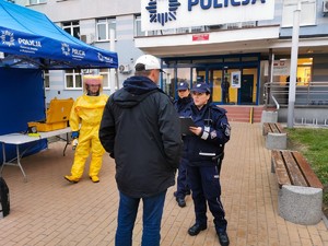 Mężczyzna stojący przed policjantką