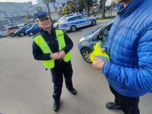 policjantka i mężczyzna przy samochodzie