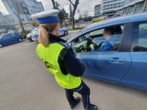 policjantka i mężczyzna przy samochodzie