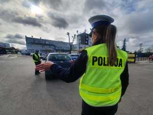 policjantka i mężczyzna przy samochodzie