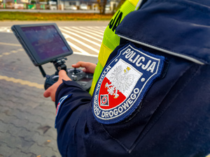 Tarcza na rękawie policjanta obsługującego drona