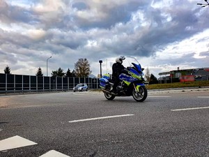 Policjant na policyjnym motocyklu