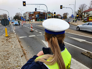 Policjantka patrząca w kierunku skrzyżowania