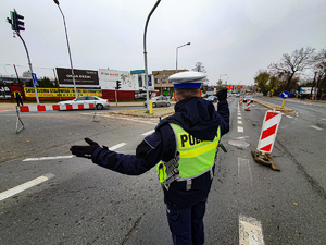 Policjant na skrzyżowaniu.