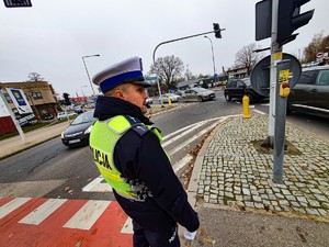 Policjant kierujący ruchem na skrzyżowaniu.