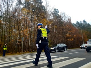Policjant na skrzyżowaniu.
