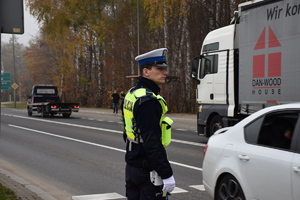 Policjant kierujący ruchem.