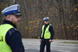 Policjanci na skrzyżowaniu.