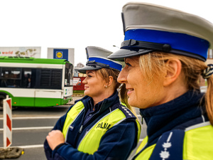 Policjantki przy skrzyżowaniu.