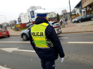 Policjant kierujący ruchem.