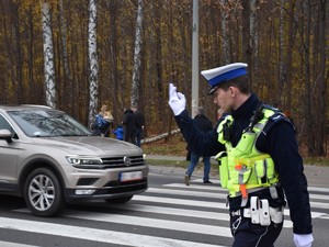 Policjant kierujący ruchem.