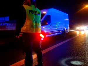 Policjanci badający trzeźwość kierowców.