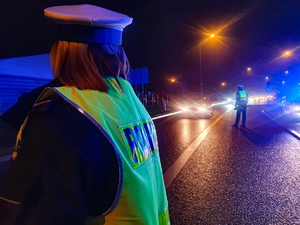 Policjanci badający trzeźwość kierowców.