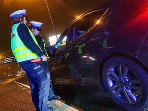 Policjanci badający trzeźwość kierowców.