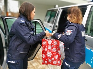 Policjantki pakujące prezenty