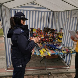 Policjantka sprawdzająca punkt sprzedaży fajerwerków.