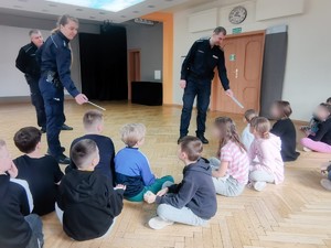Policjanci rozmawiający z dziećmi.