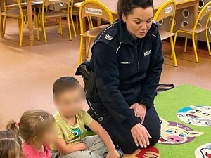 Policjantka rozmawiająca z dziećmi.