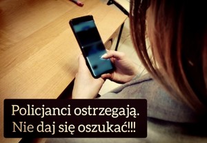 Kobieta trzymająca telefon.