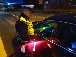 Badanie trzeźwości kierowców przez policjantów.