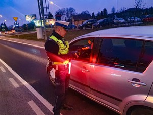 Badanie trzeźwości kierowców przez policjantów.