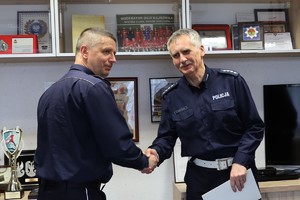 Policjanci w pomieszczeniu.