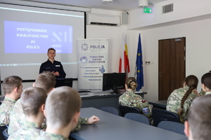Policjanci na spotkaniu z młodzieżą.