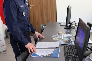 Policjant na spotkaniu z młodzieżą.