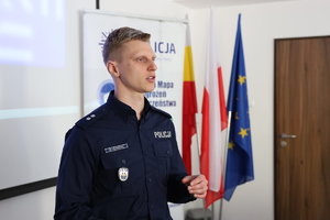 Policjant na spotkaniu z młodzieżą.