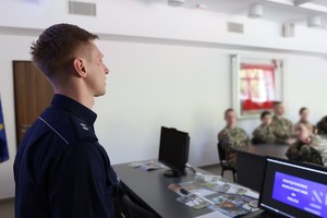 Policjant na spotkaniu z młodzieżą.